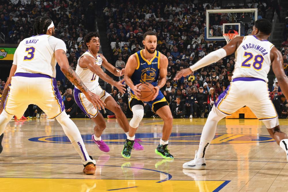 让他在防守 让他在防守